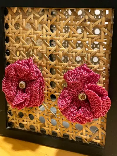 Aros tejidos a crochet con diseño floral - miniatura 6
