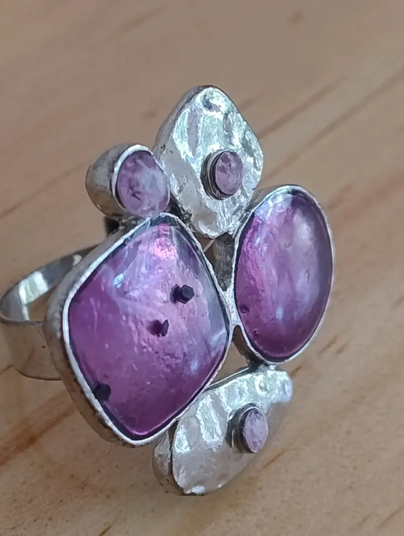 Anillo ajustable con piedras moradas - 3