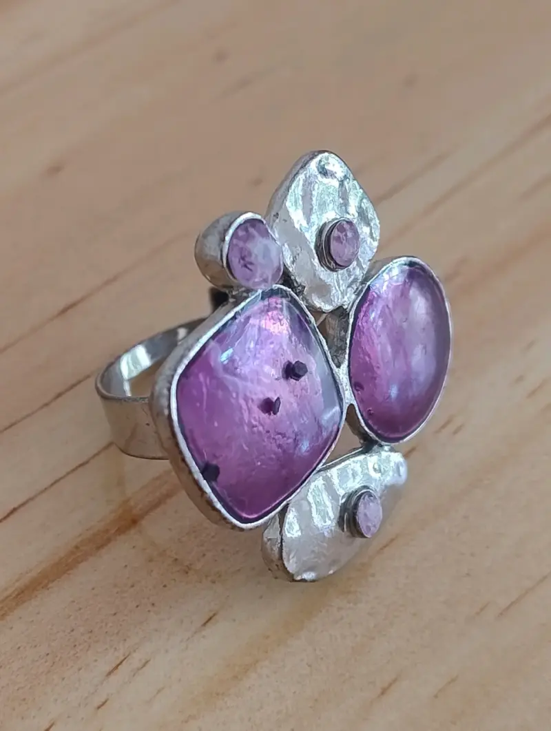 Anillo ajustable con piedras moradas - 4