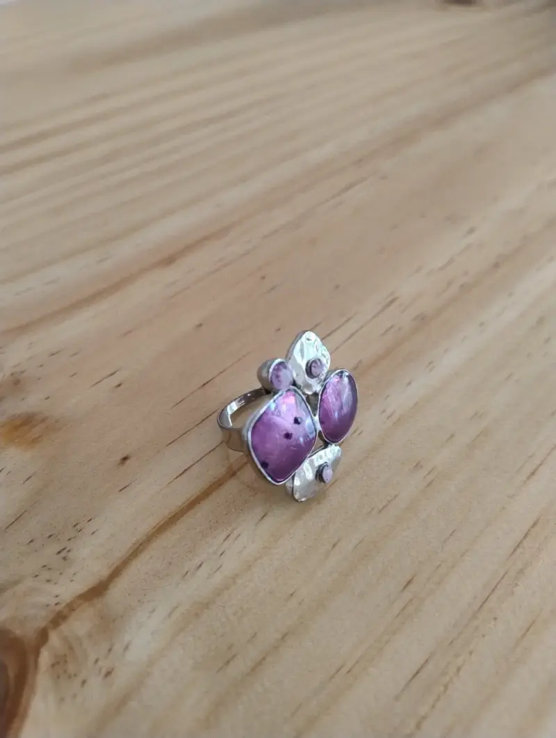 Anillo ajustable con piedras moradas - 5