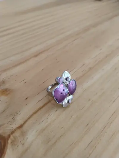 Anillo ajustable con piedras moradas - miniatura 5