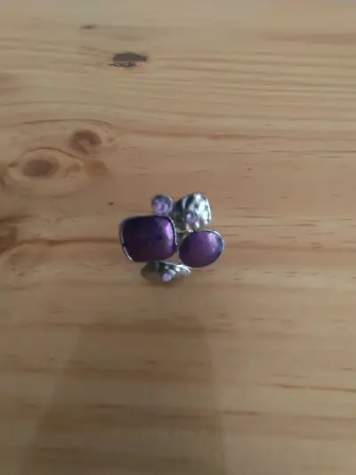 Anillo ajustable con piedras moradas - miniatura 6
