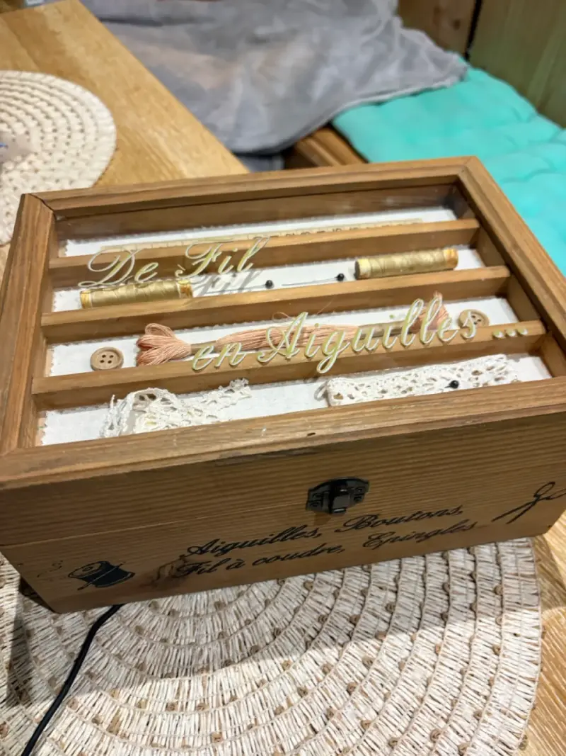 Caja de costura vintage de madera