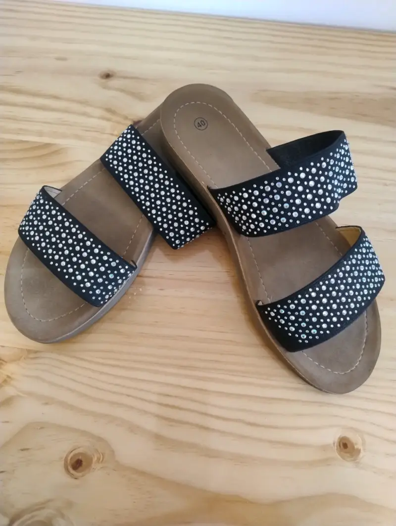 Sandalias planas negras con brillantes - 1