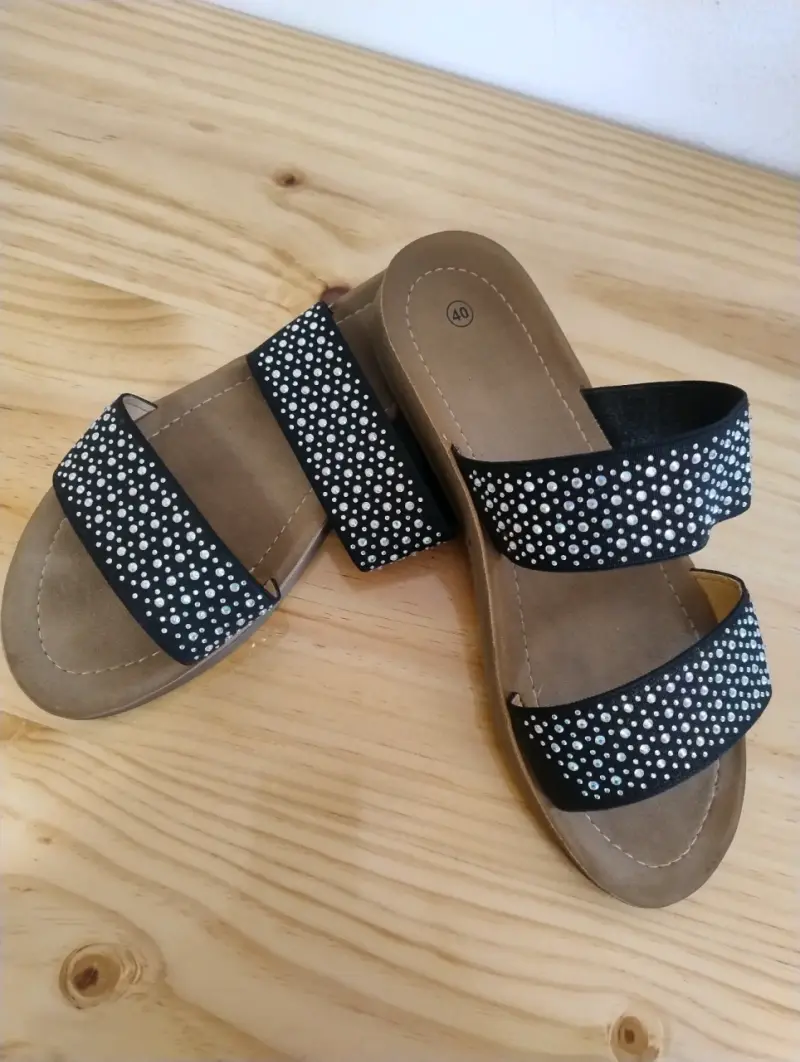 Sandalias planas negras con brillantes - 3