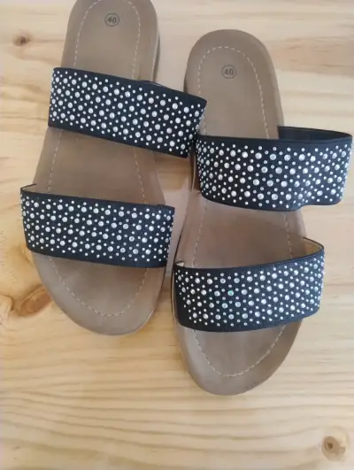 Sandalias planas negras con brillantes - miniatura 4
