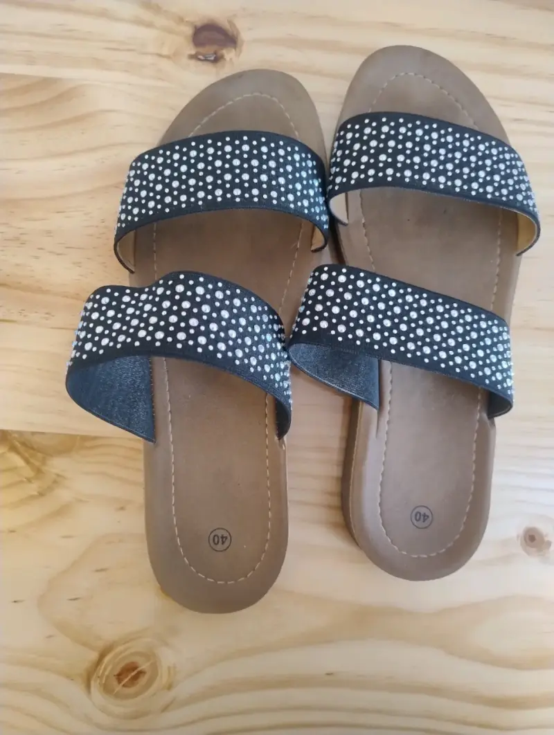Sandalias planas negras con brillantes - 5