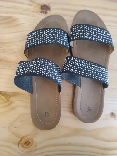 Sandalias planas negras con brillantes - miniatura 5