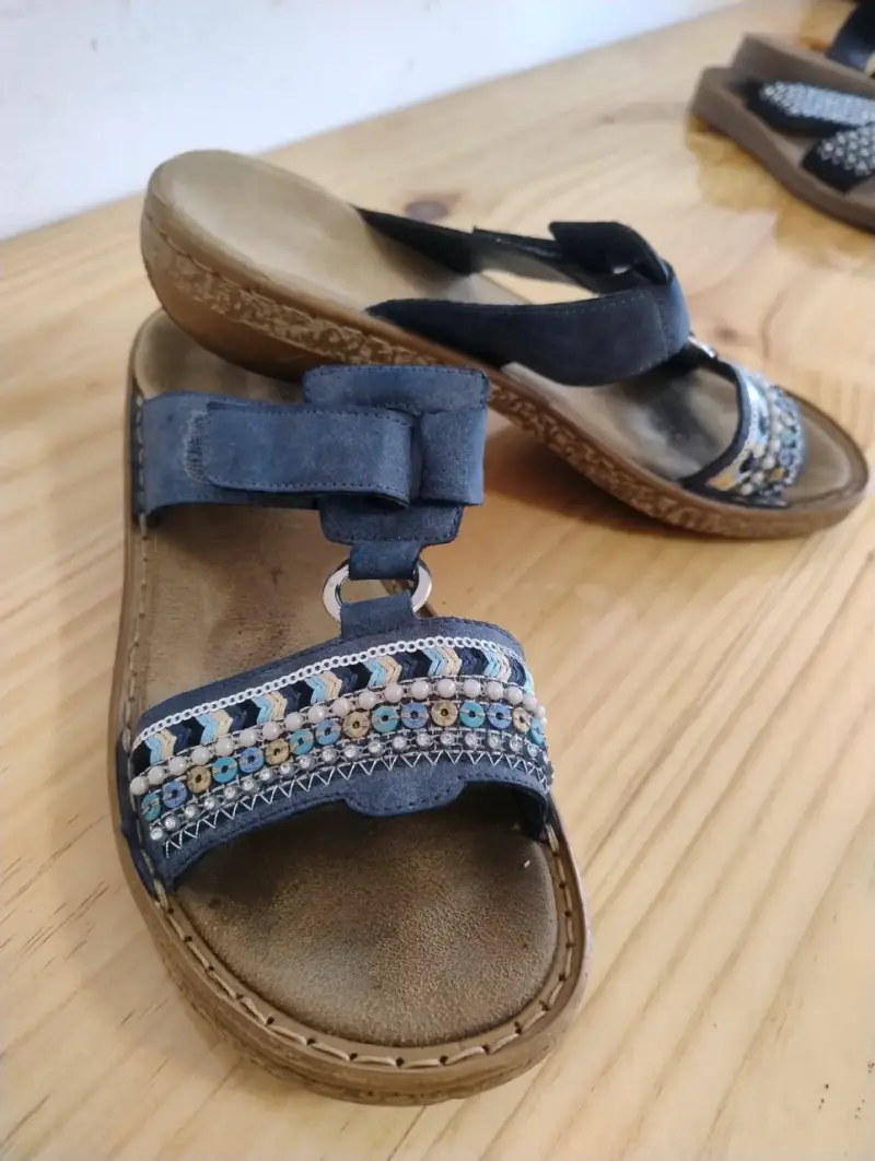 Sandalias de mujer con diseño bordado azul - 1