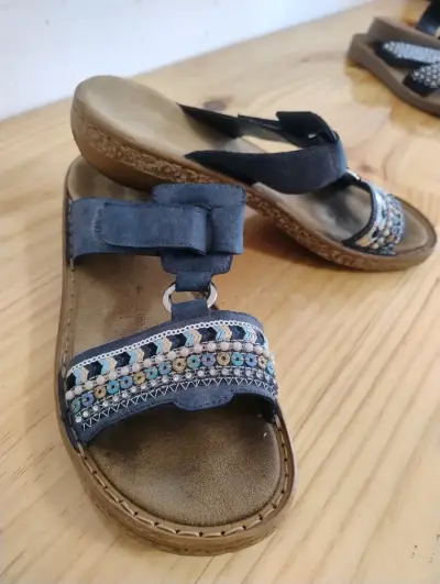 Sandalias de mujer con diseño bordado azul - miniatura 1