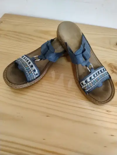 Sandalias de mujer con diseño bordado azul - miniatura 2