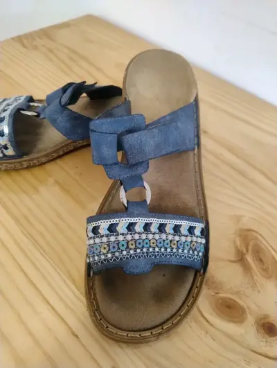 Sandalias de mujer con diseño bordado azul - miniatura 3