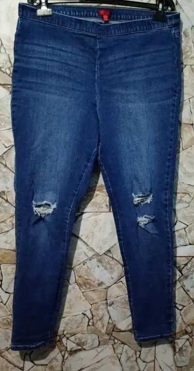 Jeans Jennifer Lopez Talla 46 con Destruidos - miniatura 2