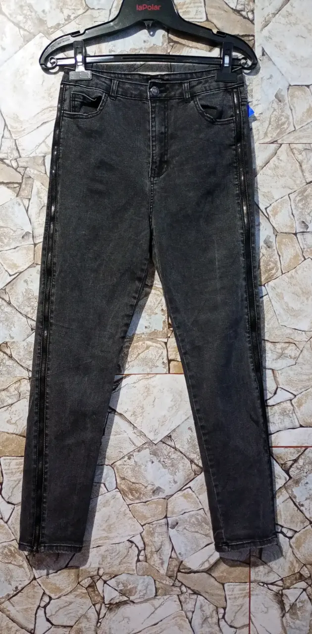 Jeans negros ajustados para mujer con cierre lateral - 1