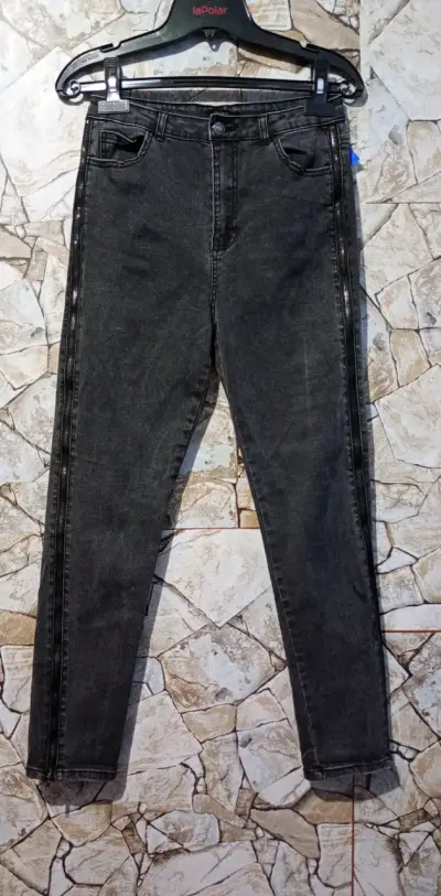 Jeans negros ajustados para mujer con cierre lateral - miniatura 1