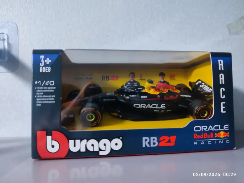 Modelo a escala Bburago RB21 Red Bull Racing - 1