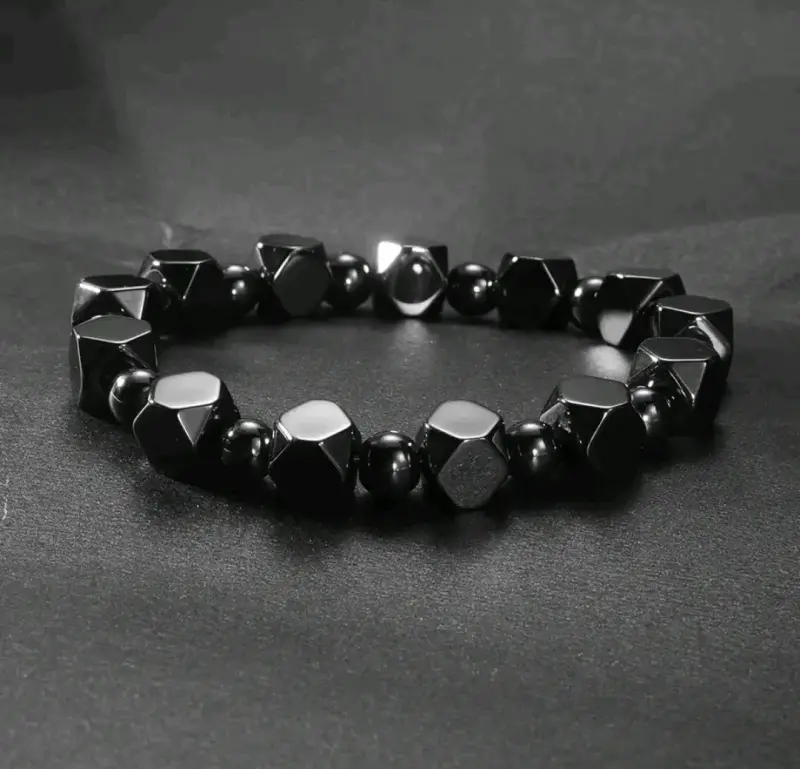 Pulsera de hematita negra con diseño geométrico - 1