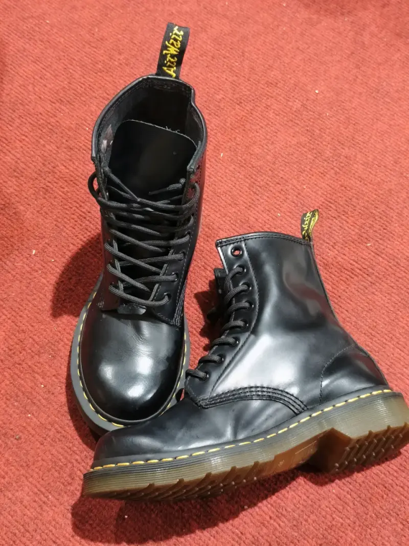 Botas Dr. Martens 1460 negras y blancas - 1
