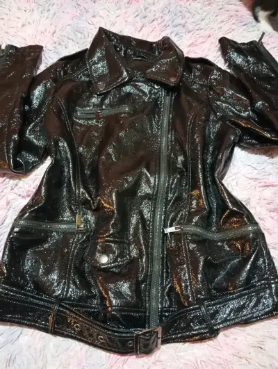 Chaqueta de charol negra con cierre - miniatura 1