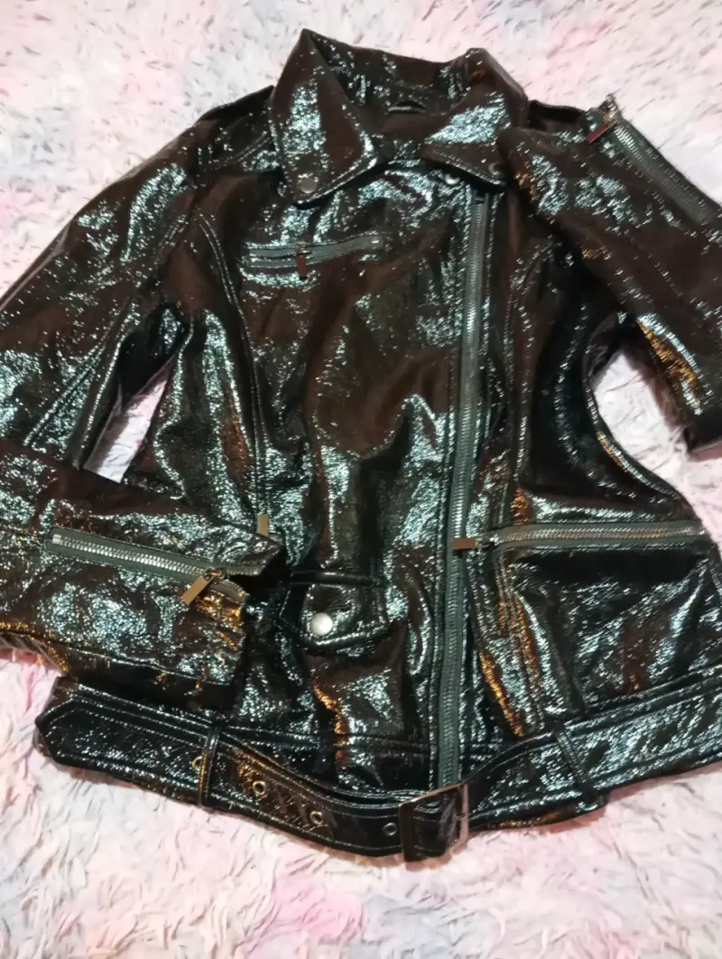 Chaqueta de charol negra con cierre - 2