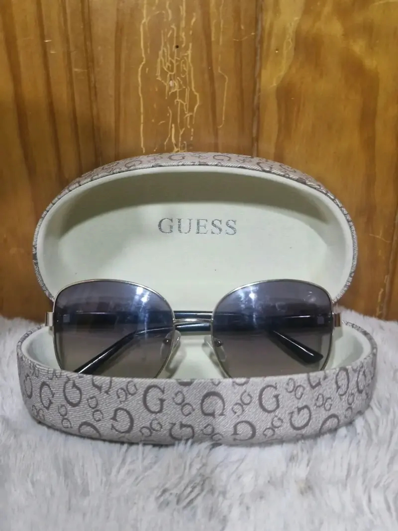 Gafas de sol Guess con estuche original - 1