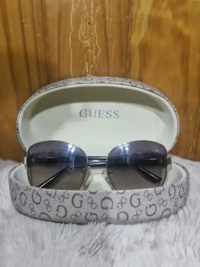 Gafas de sol Guess con estuche original - miniatura 1