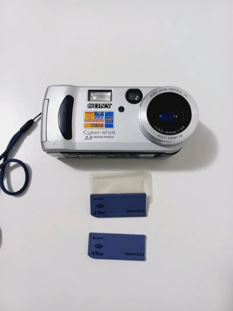 Cámara Sony Cyber-shot 2.0 MP con tarjetas de memoria - 1