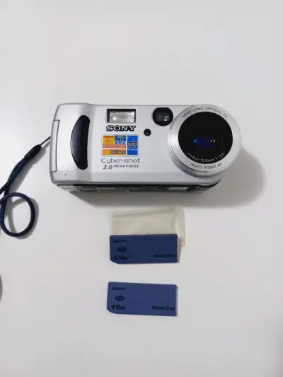 Cámara Sony Cyber-shot 2.0 MP con tarjetas de memoria - miniatura 1