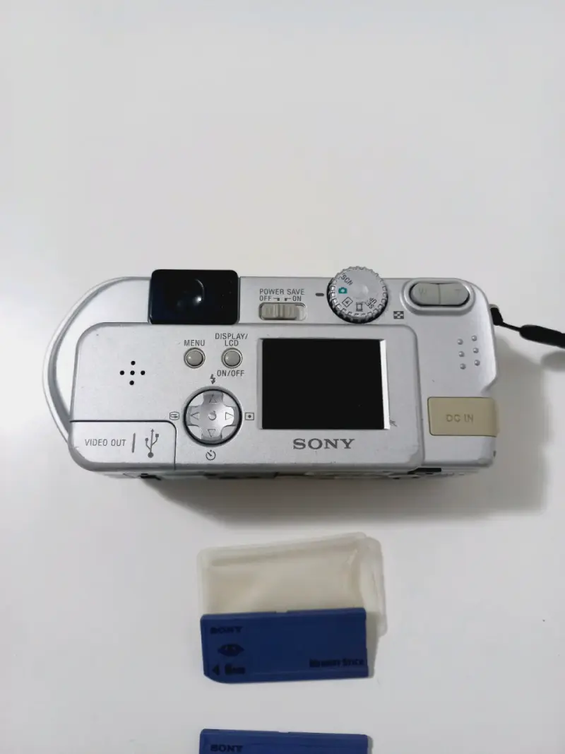 Cámara Sony Cyber-shot 2.0 MP con tarjetas de memoria - 3