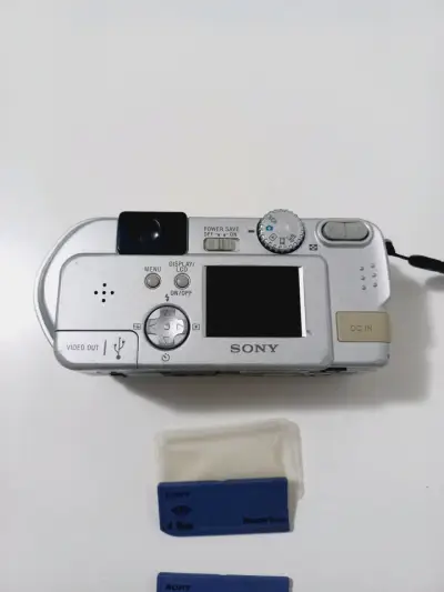 Cámara Sony Cyber-shot 2.0 MP con tarjetas de memoria - miniatura 3