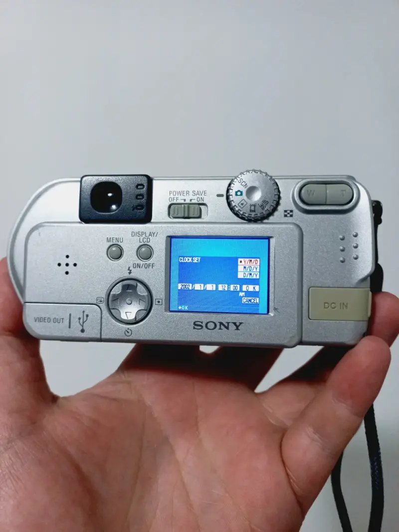 Cámara Sony Cyber-shot 2.0 MP con tarjetas de memoria - 5