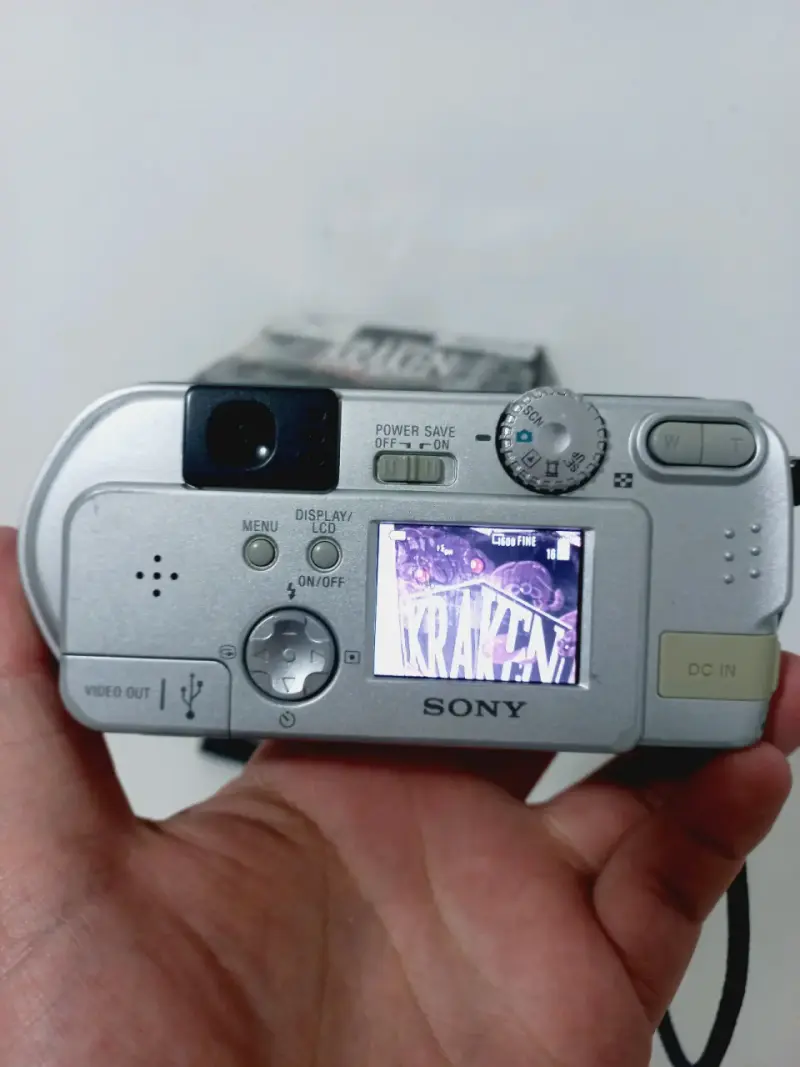 Cámara Sony Cyber-shot 2.0 MP con tarjetas de memoria - 6
