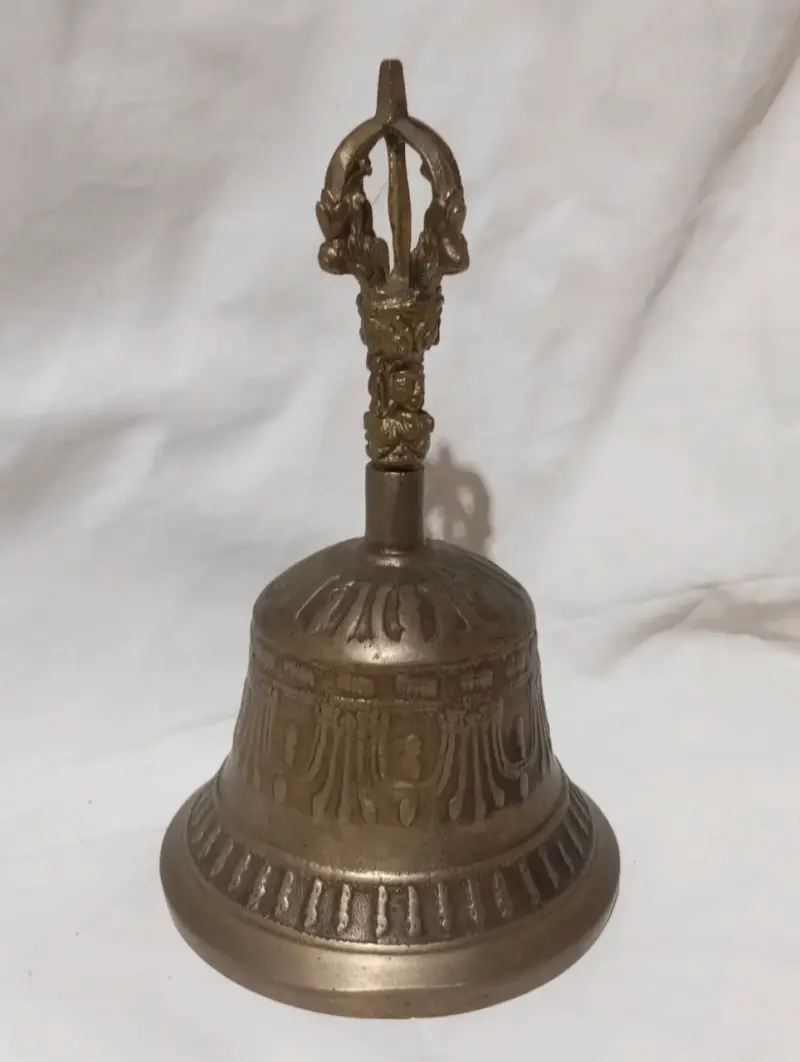 Campana de bronce decorativa con diseño tallado - 1