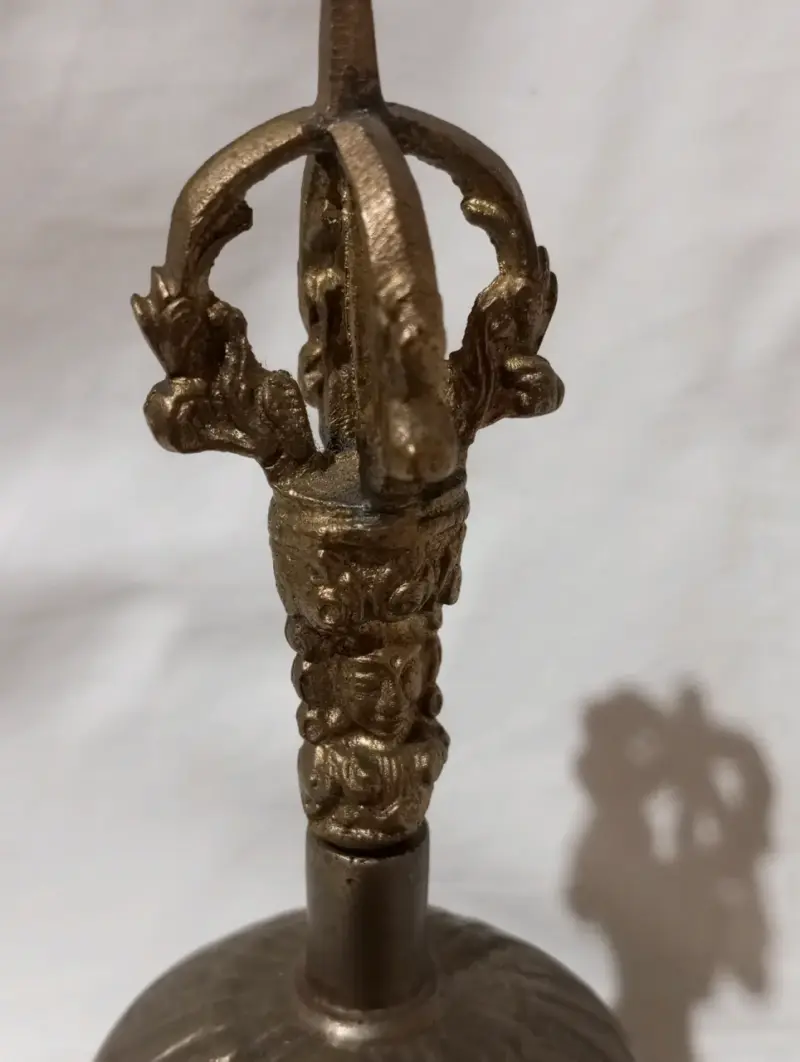 Campana de bronce decorativa con diseño tallado - 2
