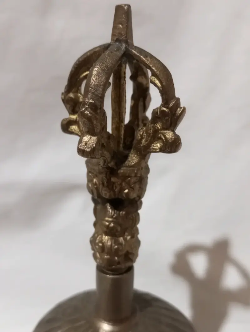 Campana de bronce decorativa con diseño tallado - 3