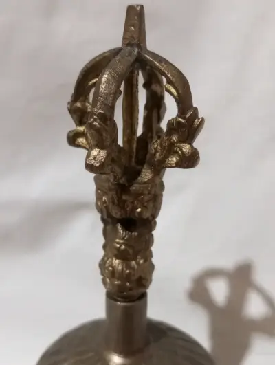 Campana de bronce decorativa con diseño tallado - miniatura 3