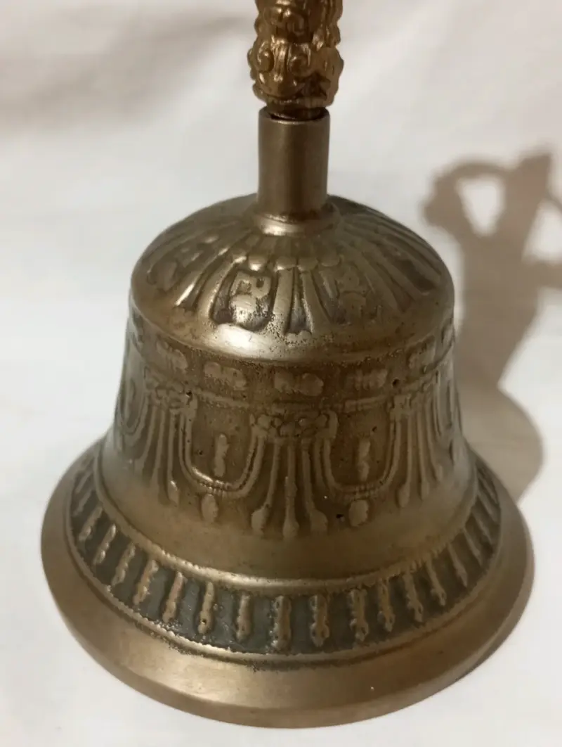 Campana de bronce decorativa con diseño tallado - 4