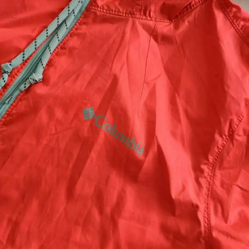 Cortaviento Columbia color salmon y gris mujer - 3