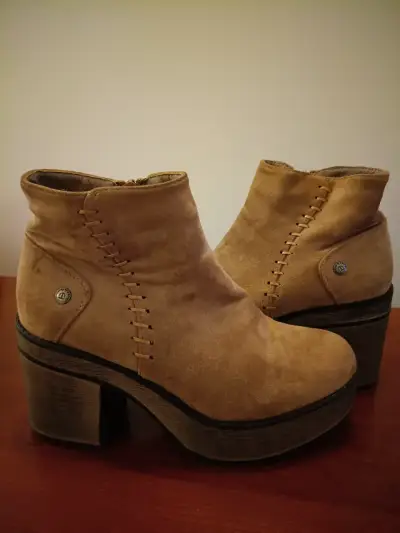 Botines de gamuza beige con plataforma - miniatura 1