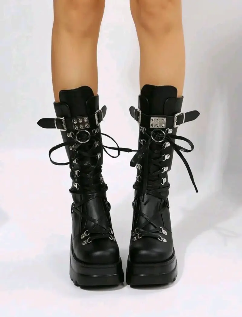 Botas negras de plataforma con hebillas - 1