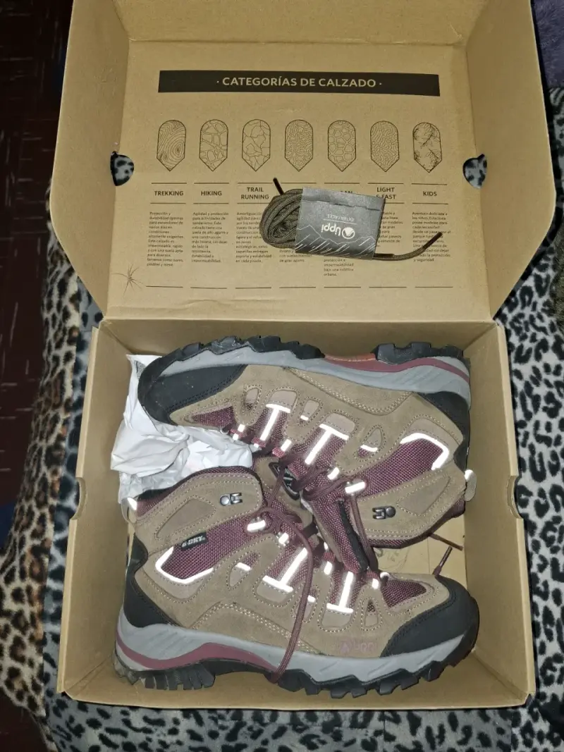Botas de trekking Uppi para mujer color burdeos - 5