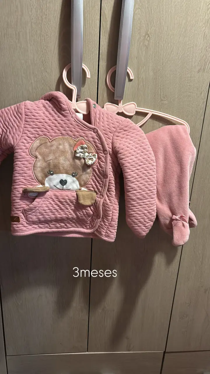 Conjunto de bebé rosado con diseño de oso