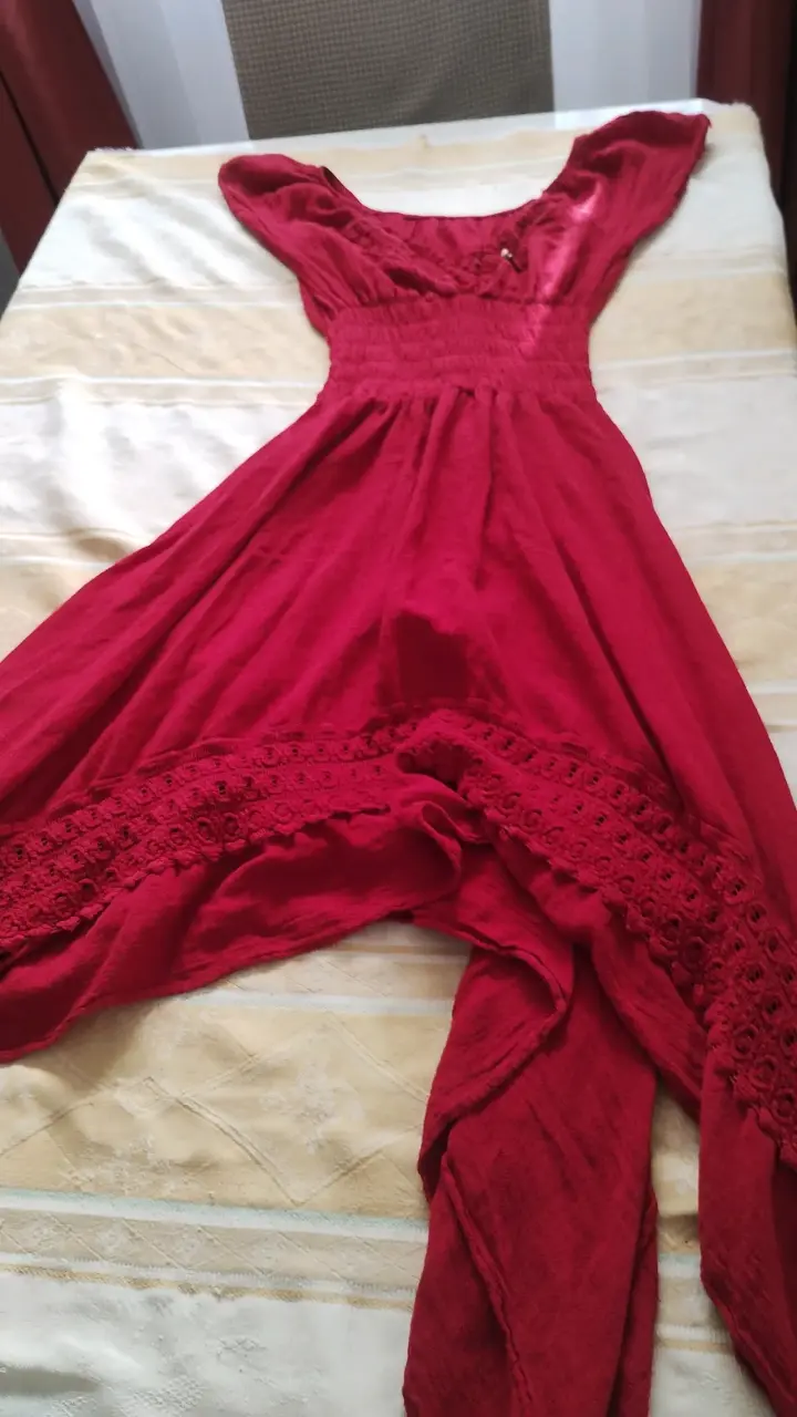 Vestido rojo con detalles de encaje - 1
