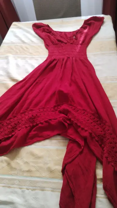 Vestido rojo con detalles de encaje - miniatura 1