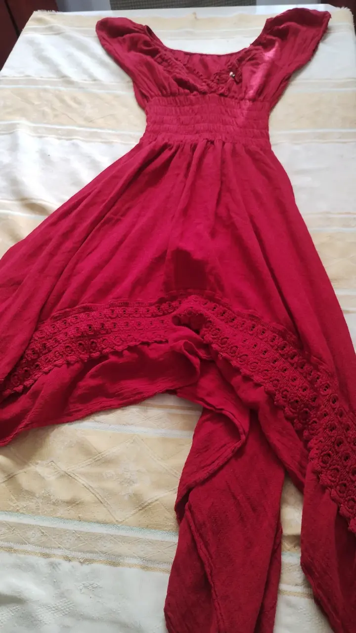 Vestido rojo con detalles de encaje - 2