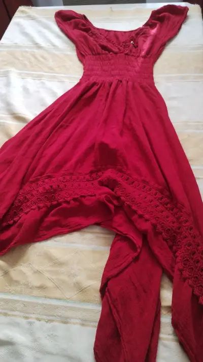 Vestido rojo con detalles de encaje - miniatura 2
