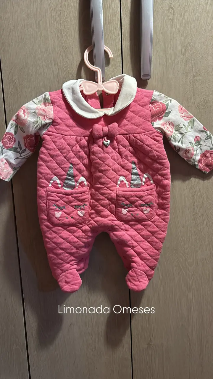 Enterito de bebé rosa con diseño de unicornio