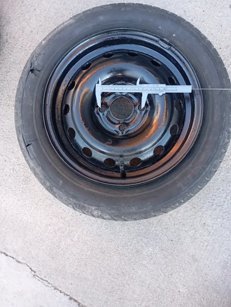 Llanta de acero para auto usado