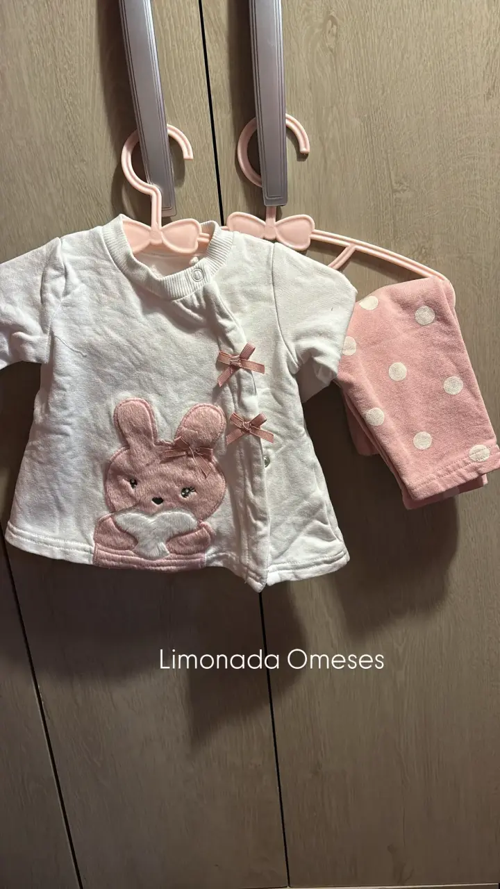 Conjunto de bebé con diseño de conejo