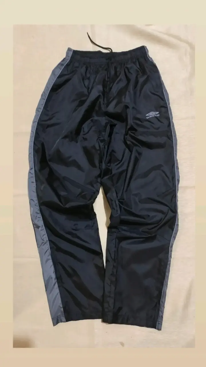Pantalón deportivo Umbro negro con detalles grises